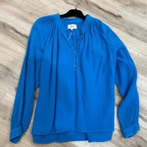 XiRENA Vibrant Blue Blouse with Button Detail
